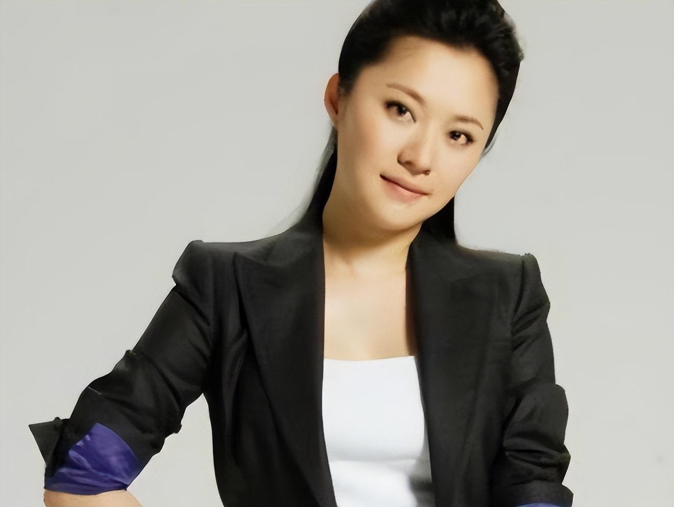 对于很多人来说,常听常见的是董卿,龙洋等主持综艺节目居多的"娱乐