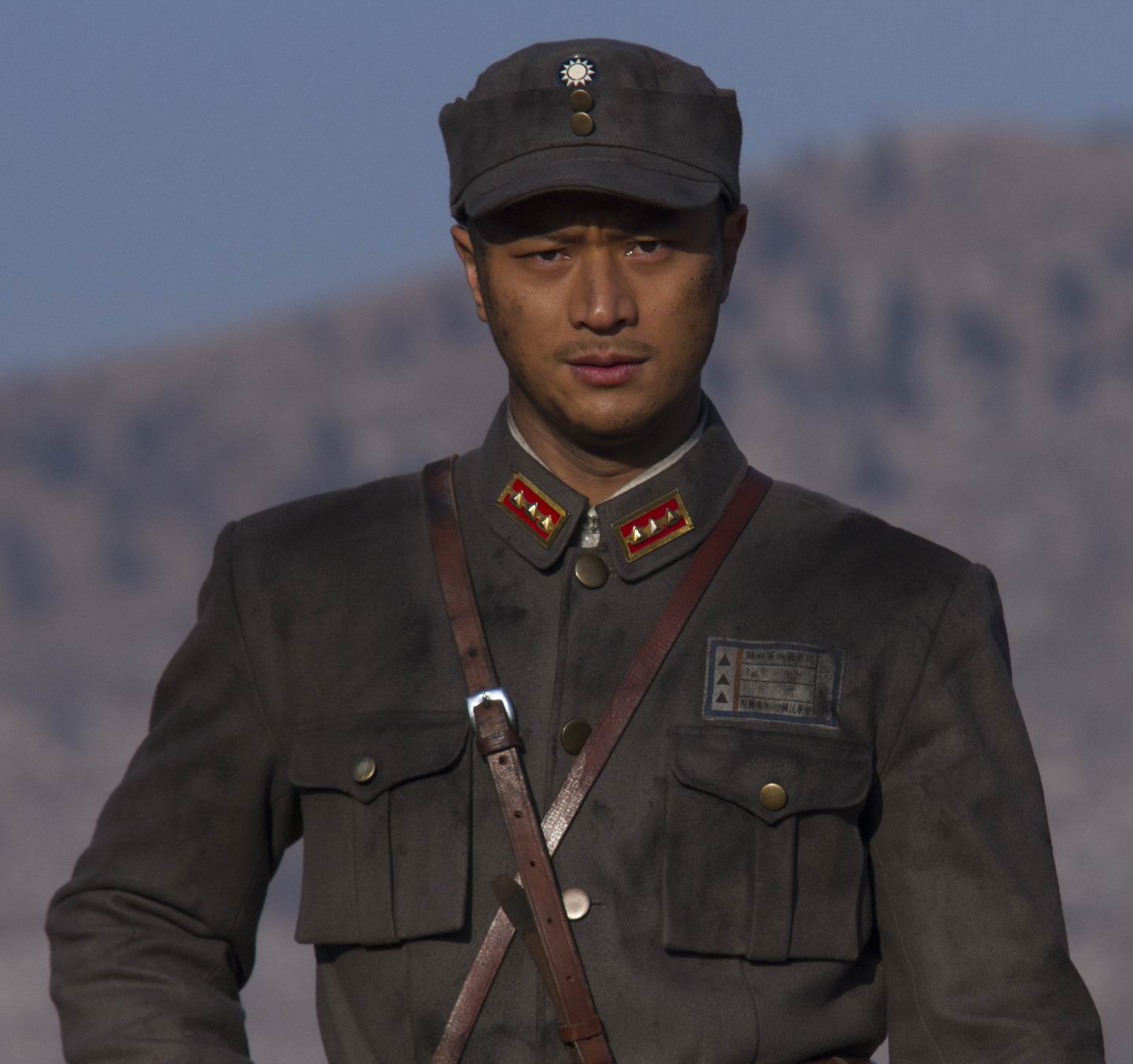 他长相帅气,身材高大,充满了硬汉气质,此后更是出演了许许多多的抗战