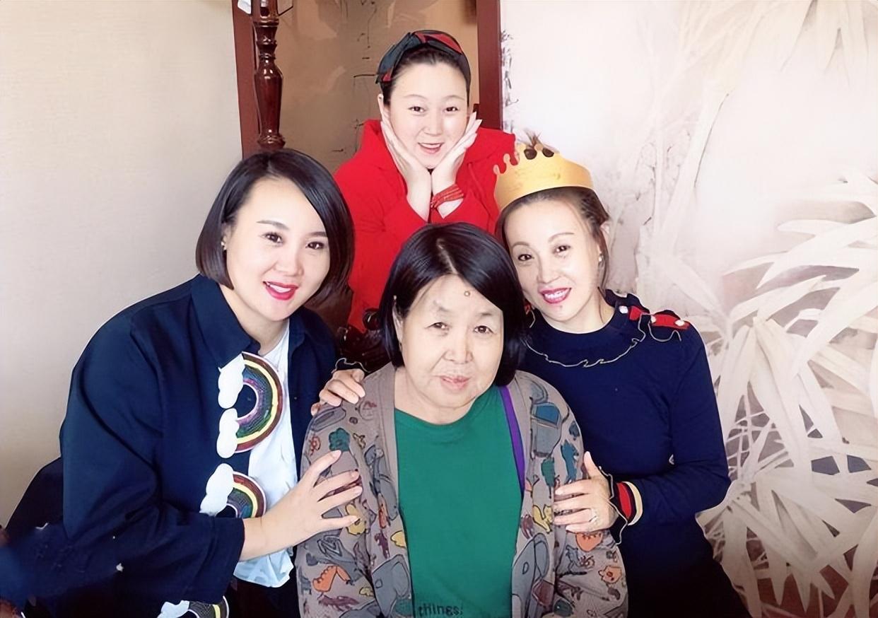 李琳三姐妹和妈妈合影刘能的扮演者王小利,二婚妻子是李琳,是姐妹三人