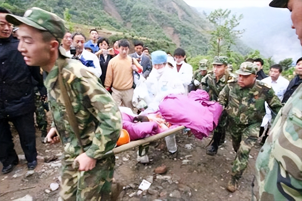 回顾:汶川地震中失去右腿和双亲,总理为她让路的小馨懿如今怎样