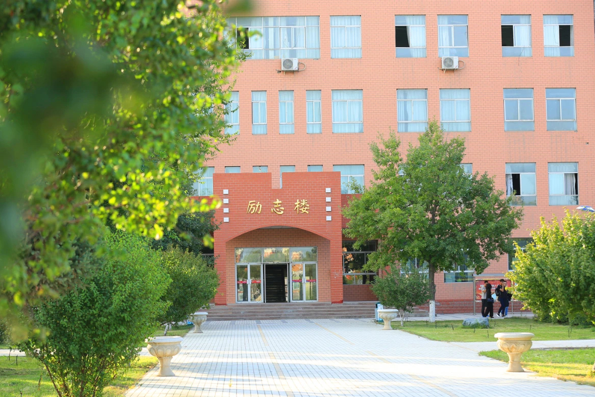 昌吉学院位于昌吉回族自治州,距离乌鲁木齐国际机场18公里,是新疆