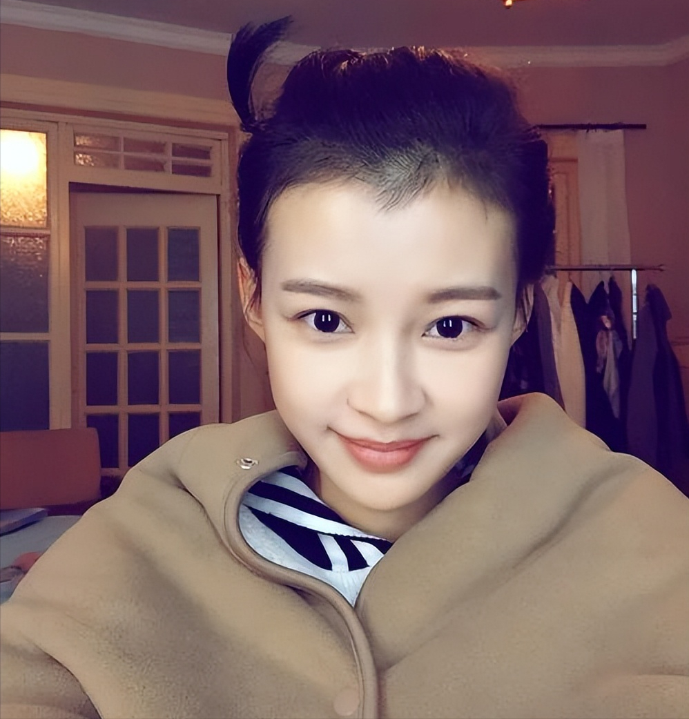 小时候孙怡对电子琴和钢琴有着浓厚的兴趣,之后更是考取了等级证.