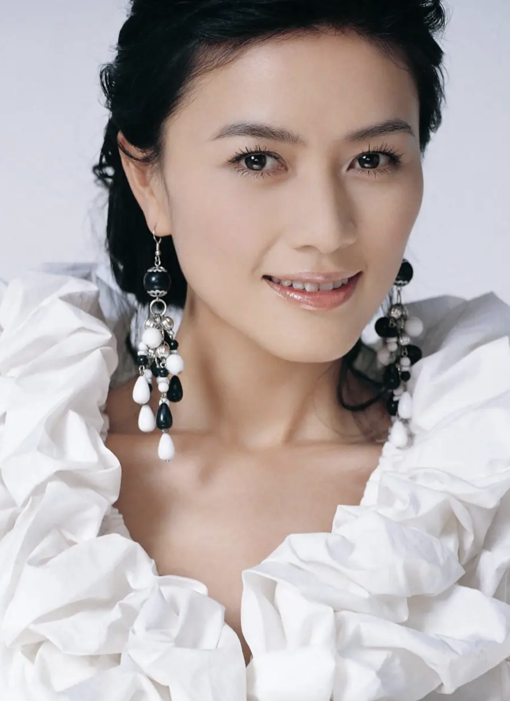 徐明是一个超级富豪,身价近百亿,一手创办了大连实德集团,30岁便登上