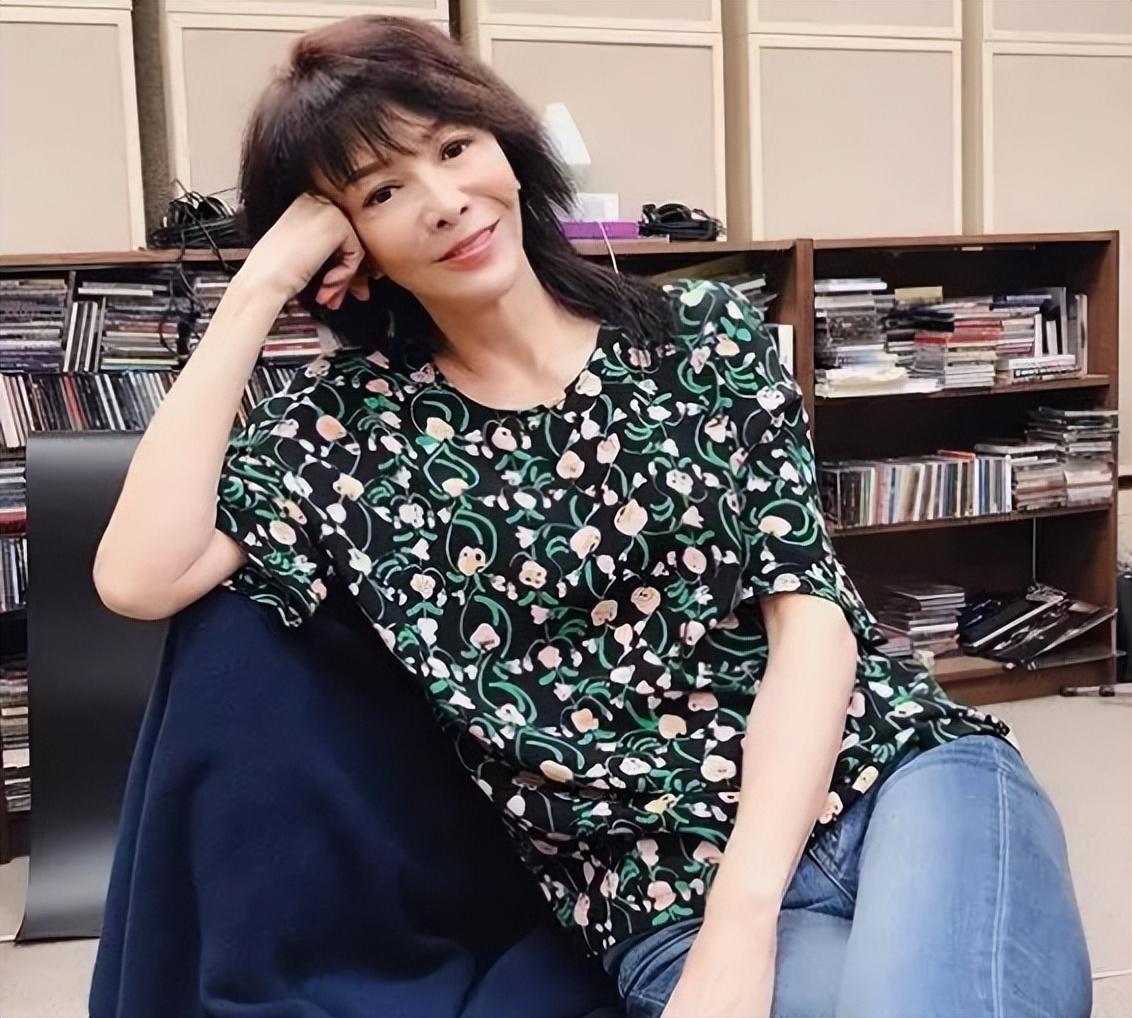 回顾未嫁人的8位大龄女港星有人被骗有人活的卑微情路坎坷