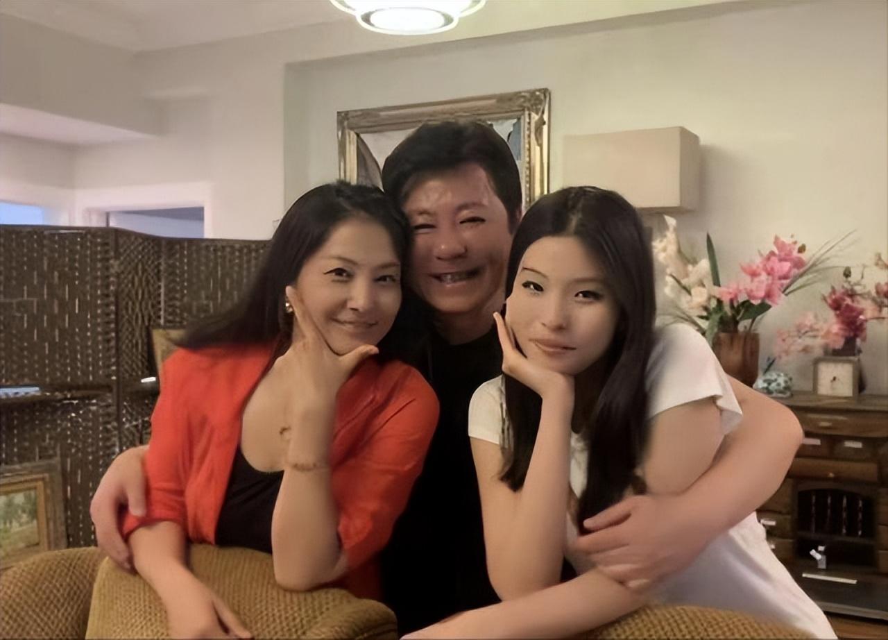 回顾演员孙思瀚为照顾遗孀母亲长期与妻女分居如今一家团圆