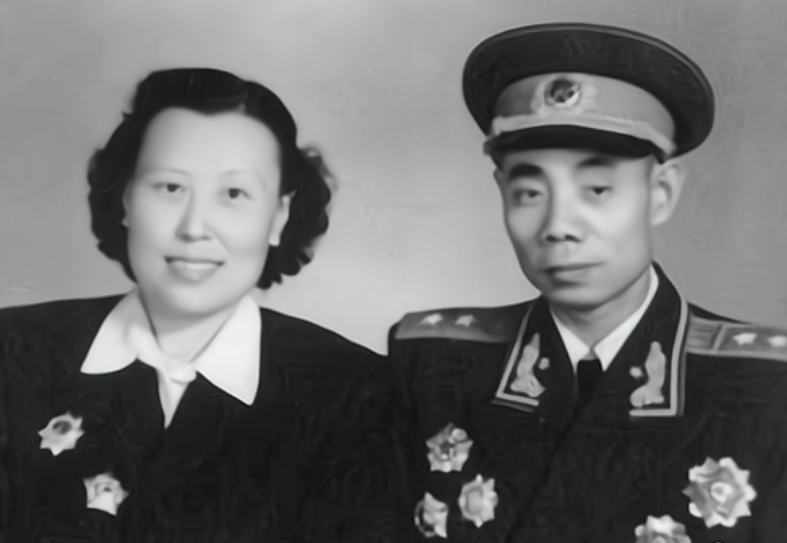 1955年吴信泉被授中将军衔妻子为他打抱不平吴不要讲这些