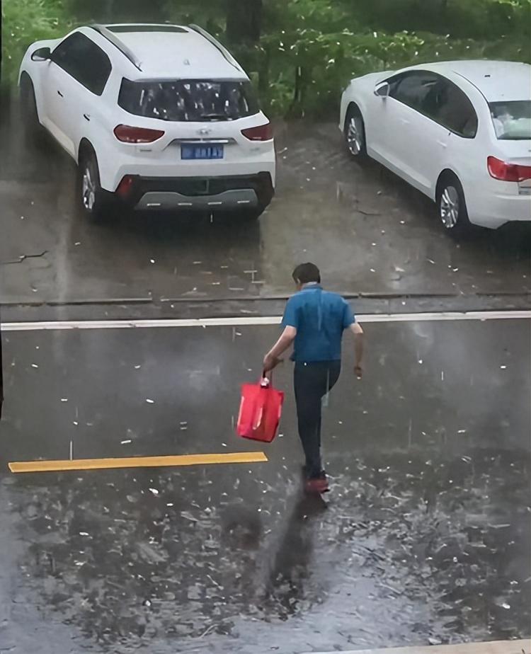 回顾:湖北女孩:大学拍短视频月入70万,23岁全款给爸爸买保时捷