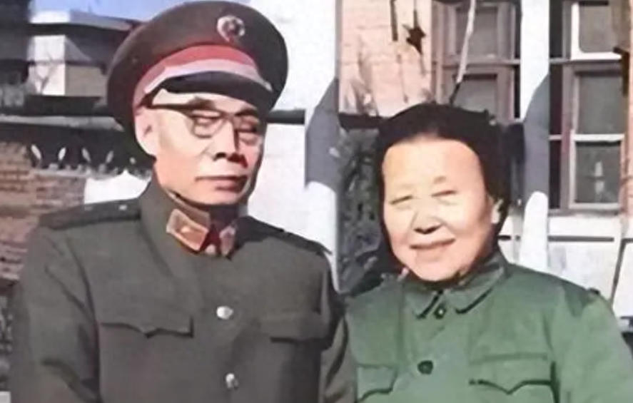 1955年吴信泉被授中将军衔妻子为他打抱不平吴不要讲这些