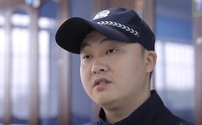 回顾小伙入狱6次坐牢13年得知他身世真相后狱警含泪伸以援手