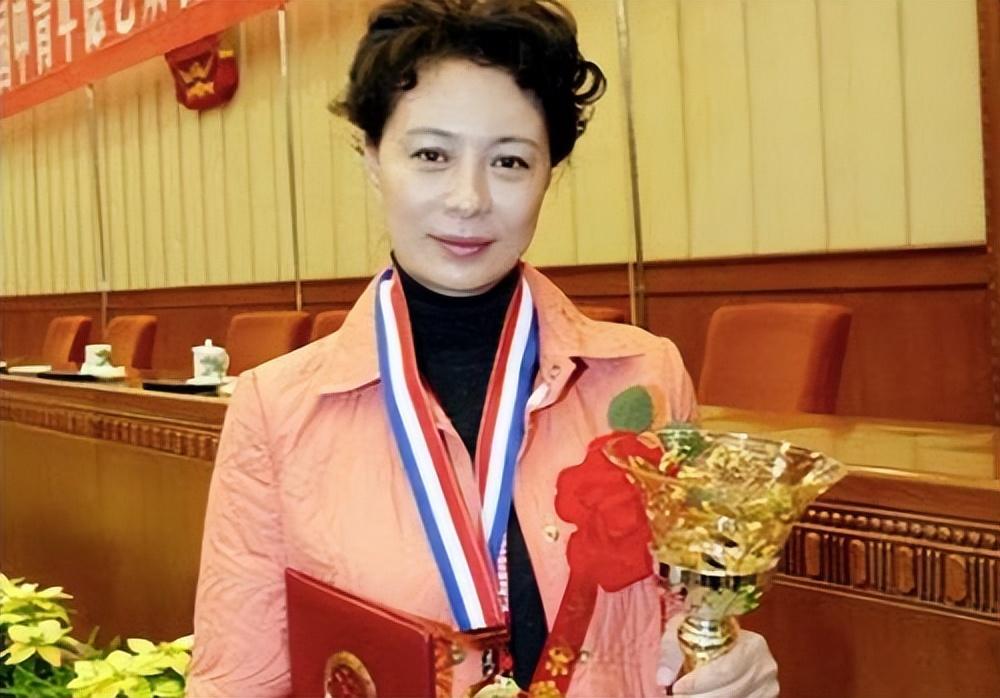 回顾演员刘佳:隐退10年,将父亲骨灰放家中8年,活成了贤妻良母