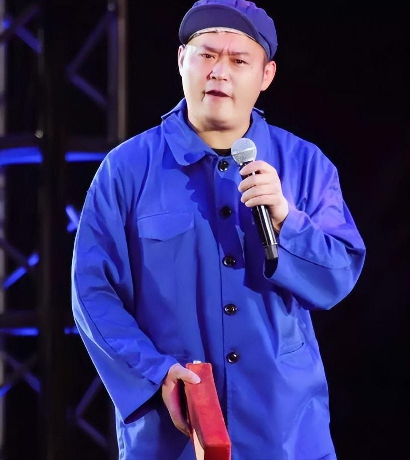 在离婚不久之后,丫蛋便与王金龙关系密切的兄弟——小鹏飞步入了新