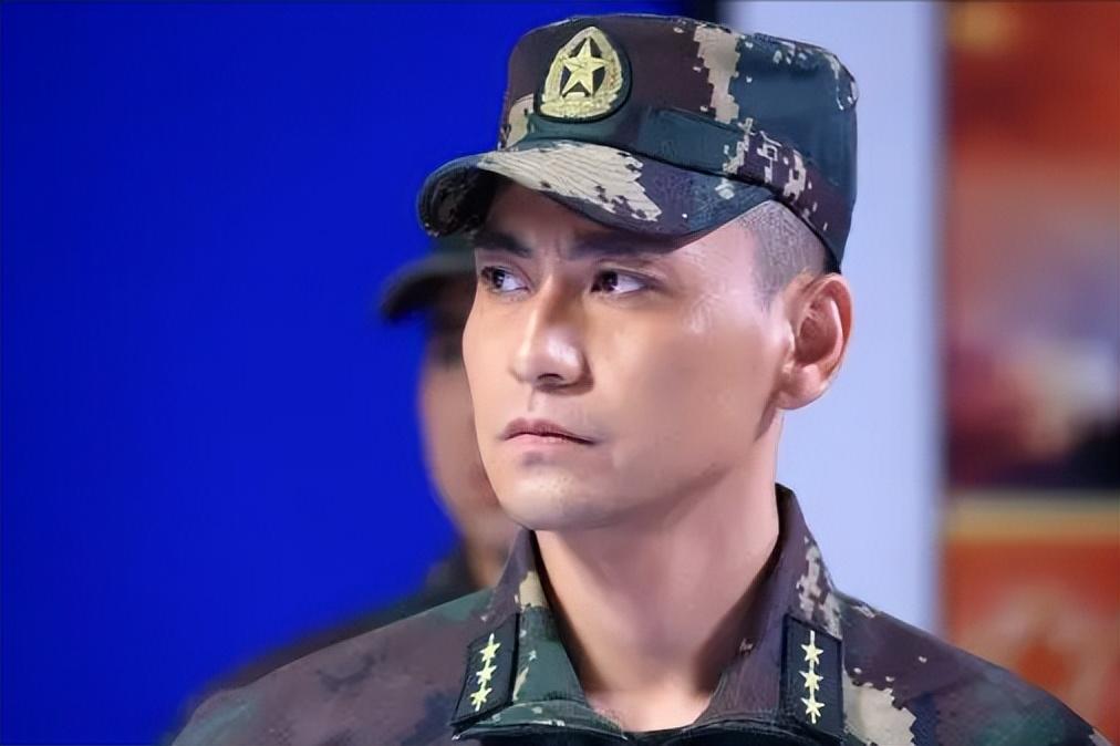 回顾演员李飞曾是熠熠生辉的大明星今卖鱼捡废品与母亲相依为命