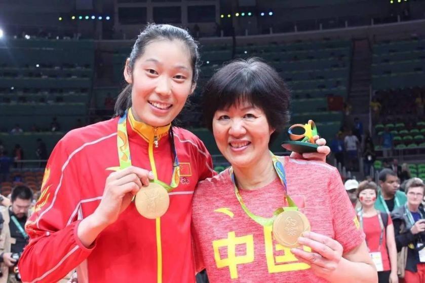 在2014年,朱婷和中国女排打败一众强劲的对手,来到了决赛和美国队争夺