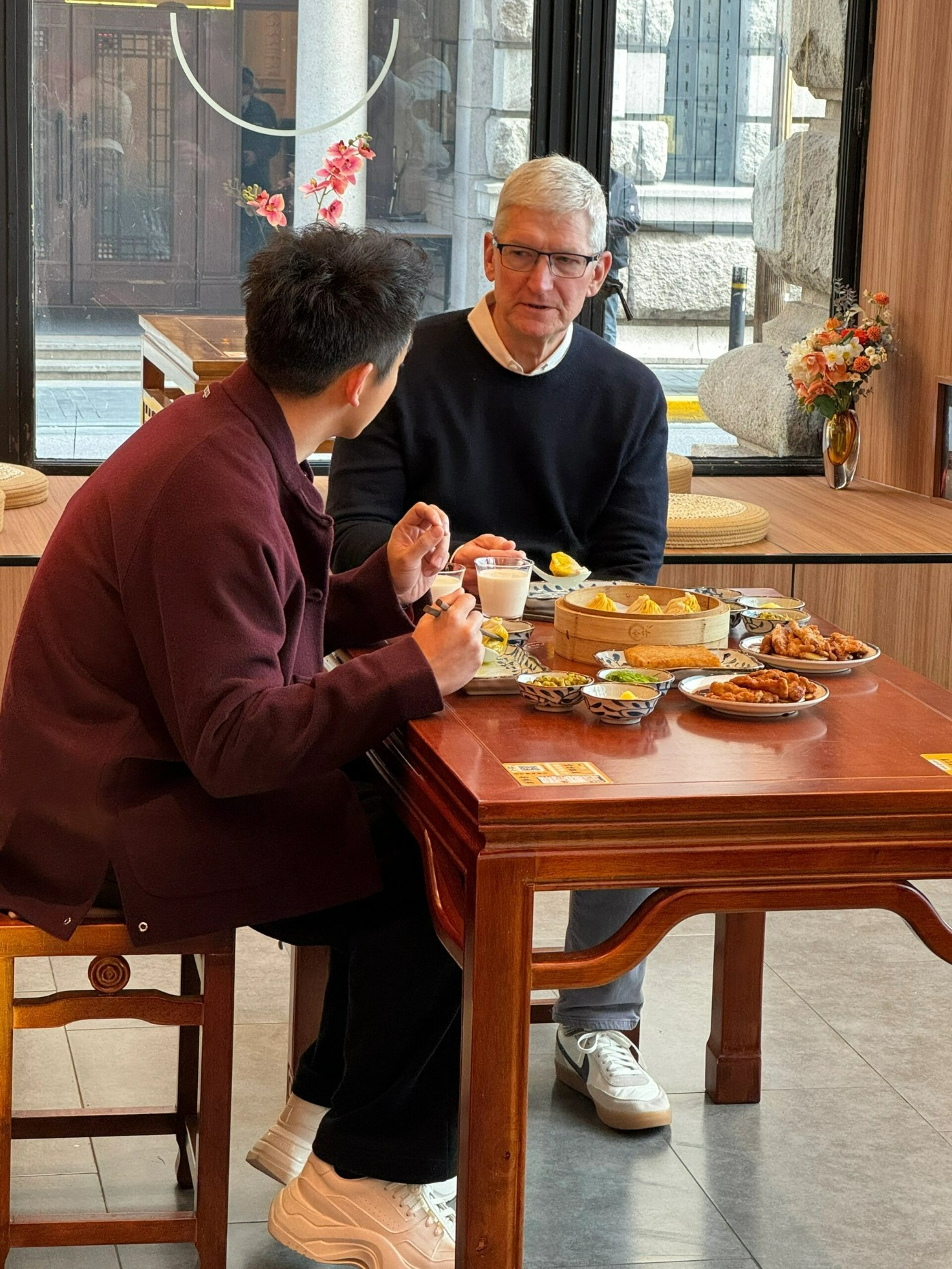 在休闲场合库克大多会选择上脚 nike,其中 air force 1 的出镜率最高.