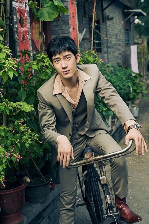 回顾井柏然出生28天被抛弃奶奶捡垃圾养他走红后父母来相认