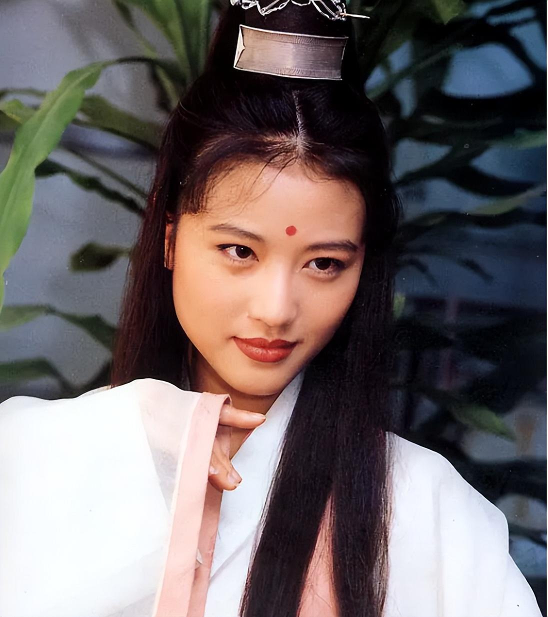 有众多版本,苏有朋版本的美人颜值高被观众熟知,而94版的周芷若得到了