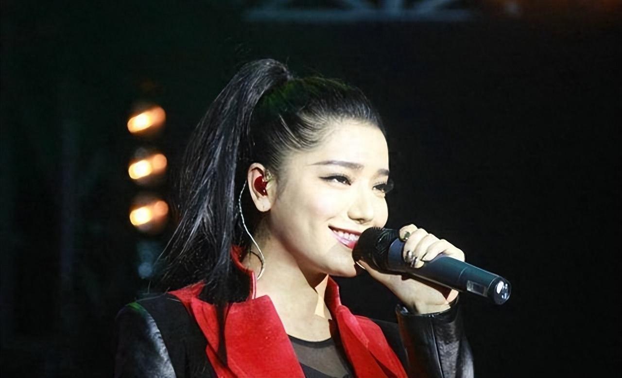 回顾超女冠军江映蓉因整容失败像怪物全身只剩眼珠是自己的