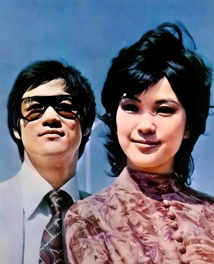 邹文怀也站出来替丁佩说话,宣称李小龙是在自己家中出的事.