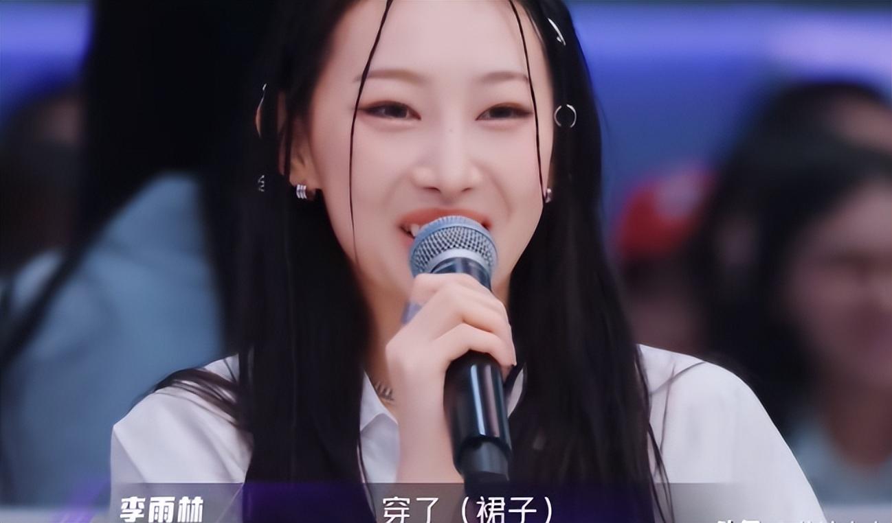 曝张艺兴拒绝旗下的女团外出陪酒公开怼媒体不让穿短裙表演