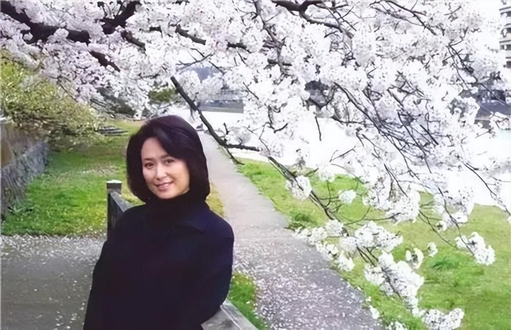 回顾60岁左翎31岁因情满珠江走红后输了婚姻如今二婚很幸福