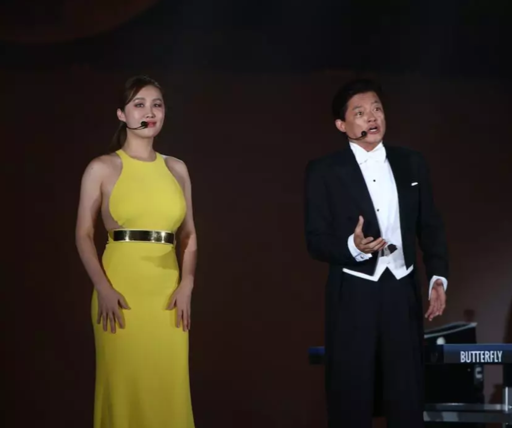 在与小娇妻结婚后,莫华伦为了赢得妻子的欢心,也是十分有的情调.