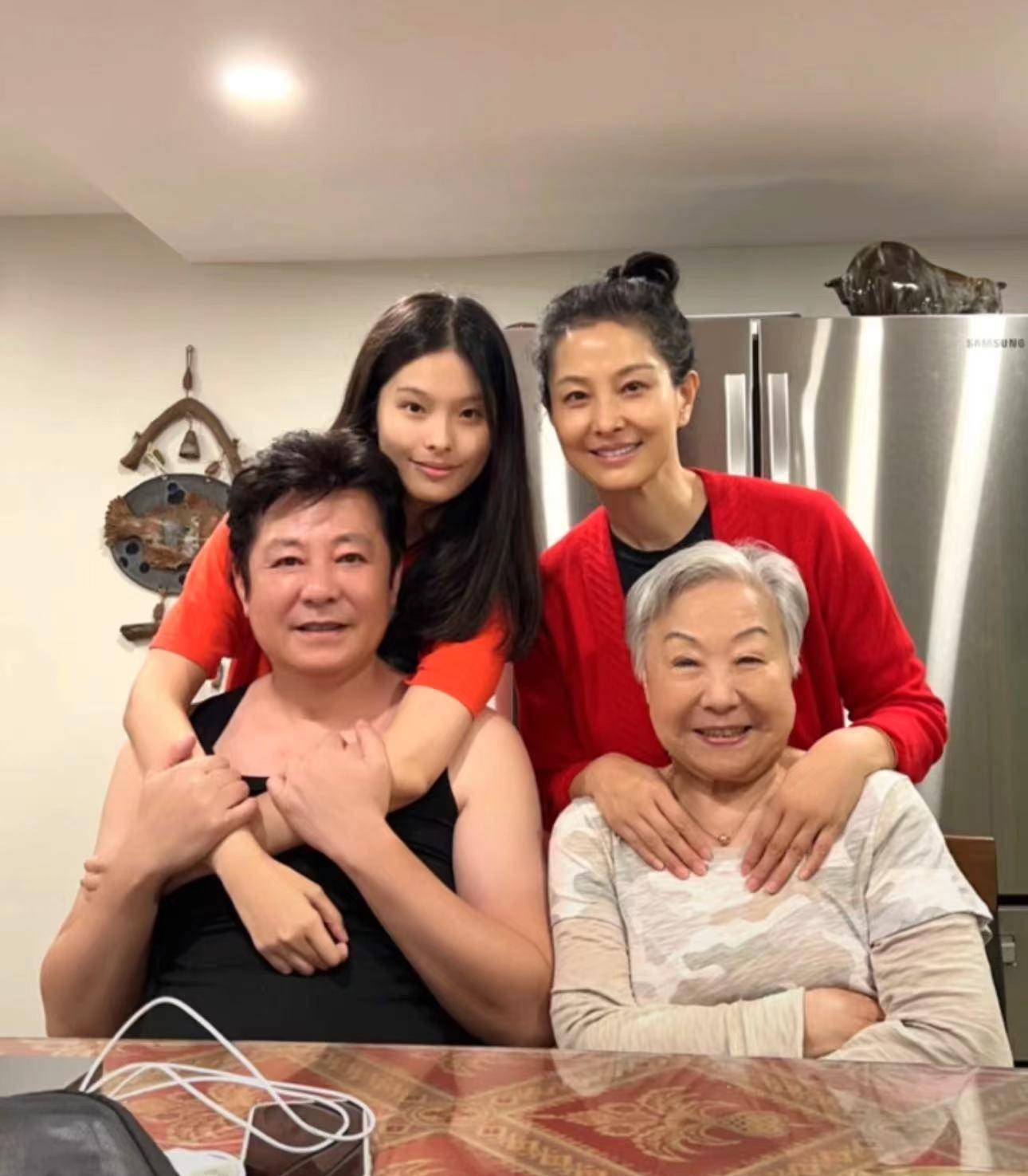 回顾演员孙思瀚为照顾遗孀母亲长期与妻女分居如今一家团圆