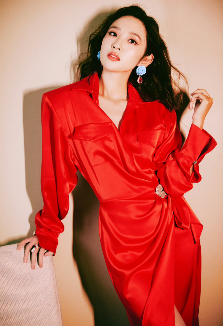 唐艺昕穿红裙好漂亮,精致时髦,美艳动人!