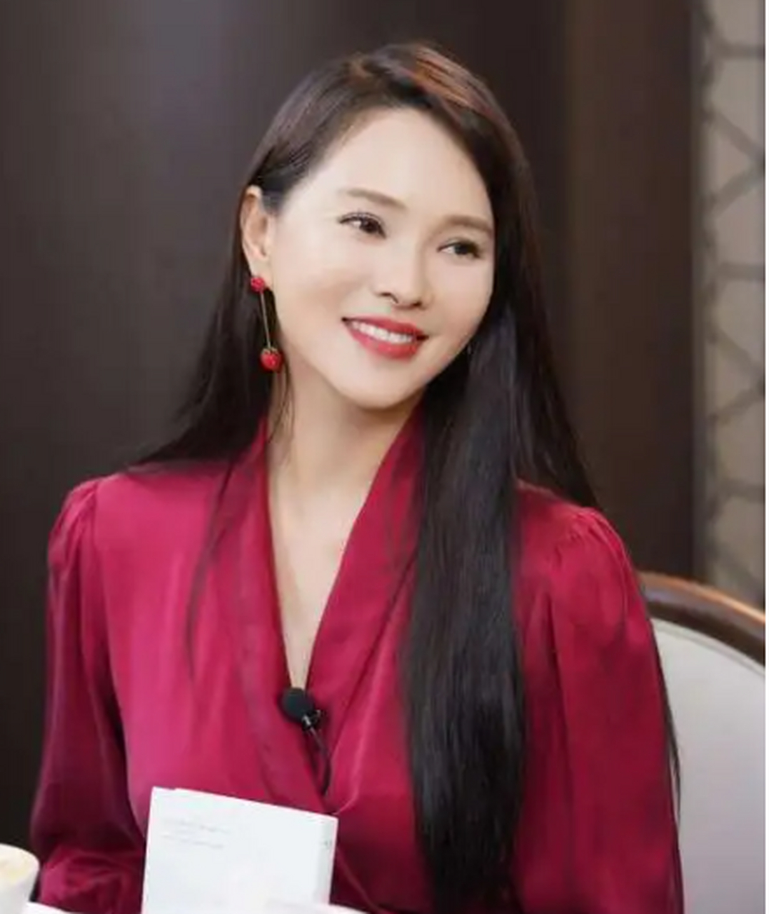 黄维德因与伊能静牵手门事件,导致了自己的事业遭受了严重的打击.