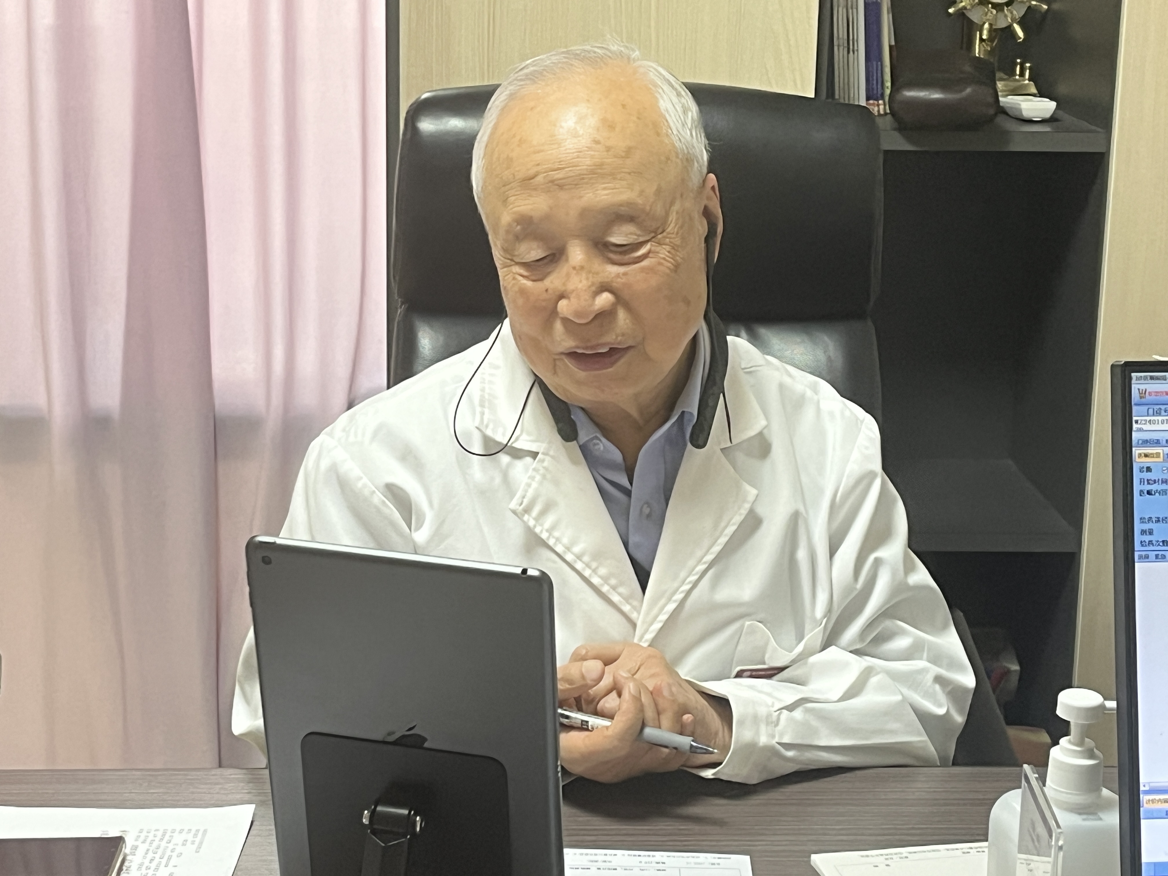 头部出汗: 头部多汗可能与头皮问题,甲状腺功能亢进,焦虑症等有关