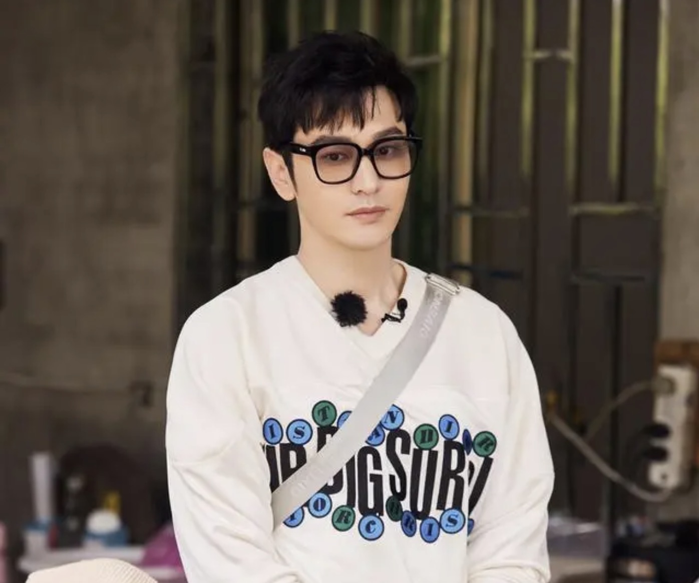 【黄晓明称胖出小肚子是新戏角色需要】 4月4日,黄晓明在综艺节目中