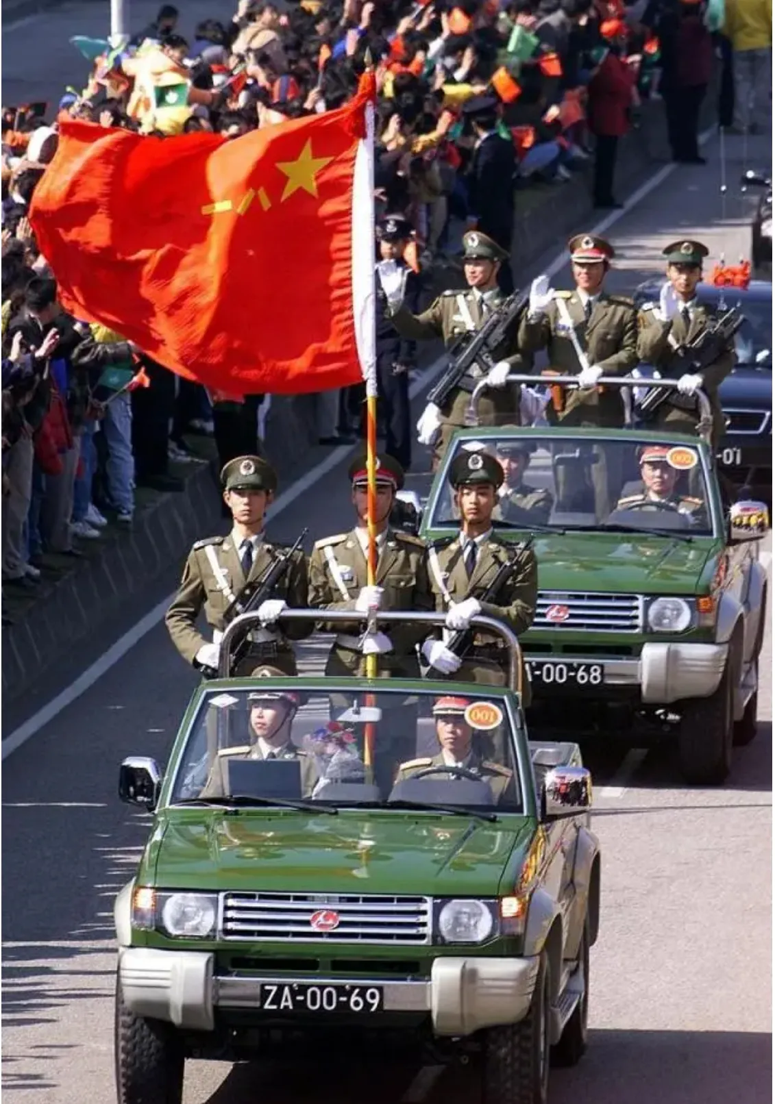 1999年12月20日,澳门回归祖国的神圣一幕,解放军战士们正进驻澳门,而