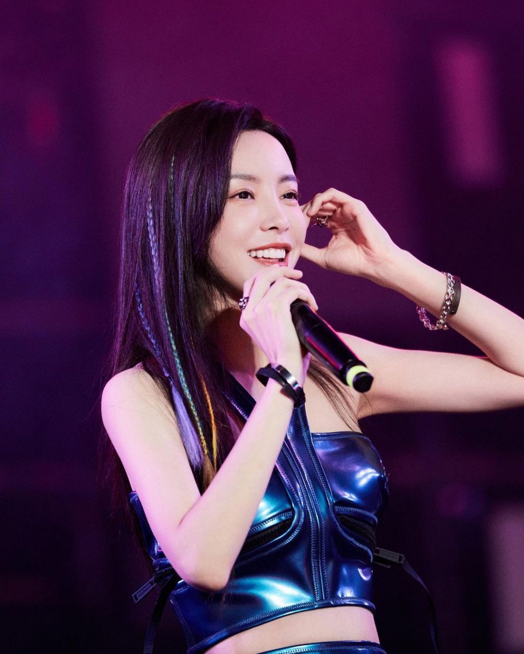 粉丝:"老公","老婆". 于文文:瞎喊什么啊,你们?