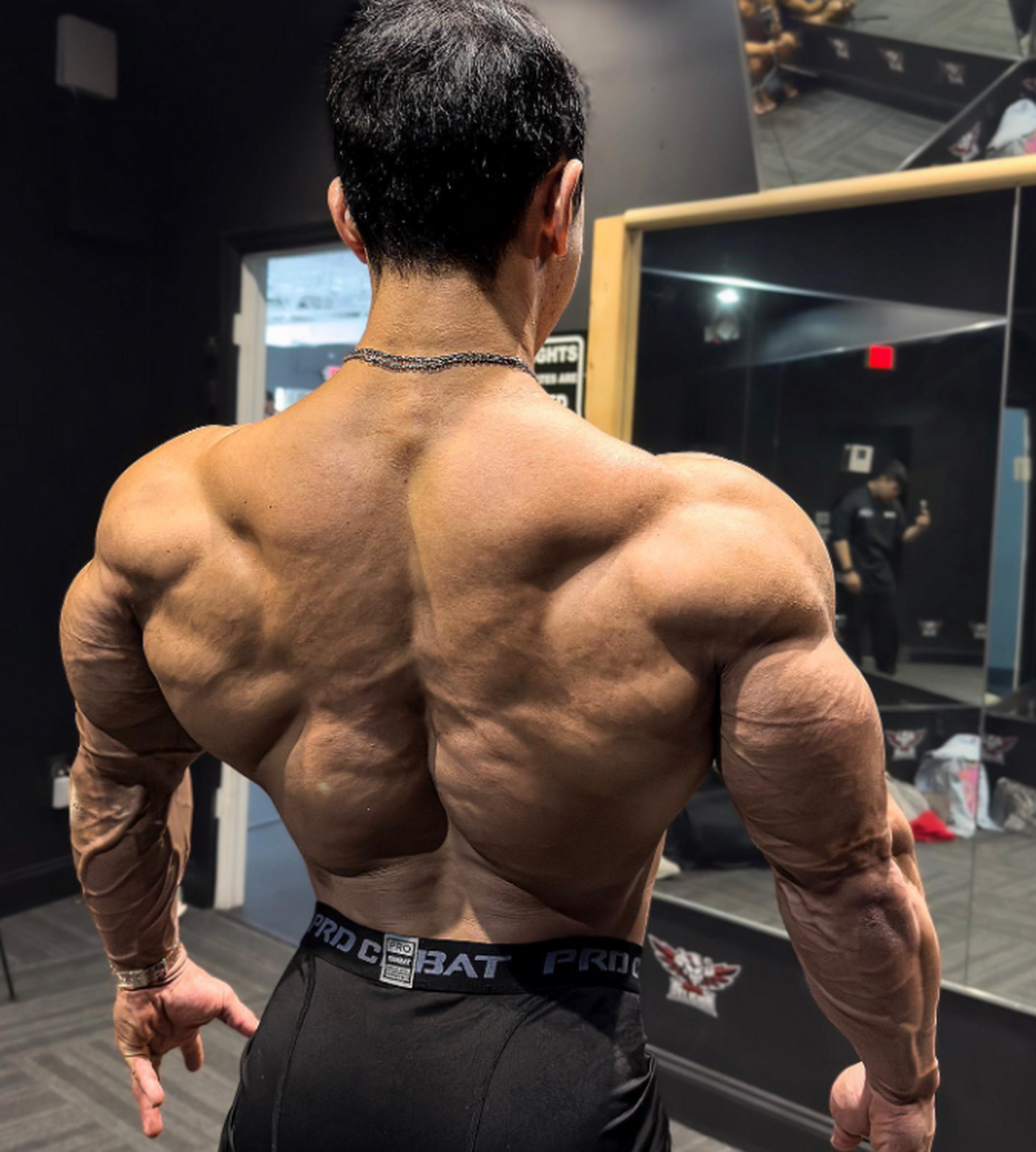 韩国健美肌肉男,在线练背,这背阔肌,三角肌……简直力量感爆棚有没有!