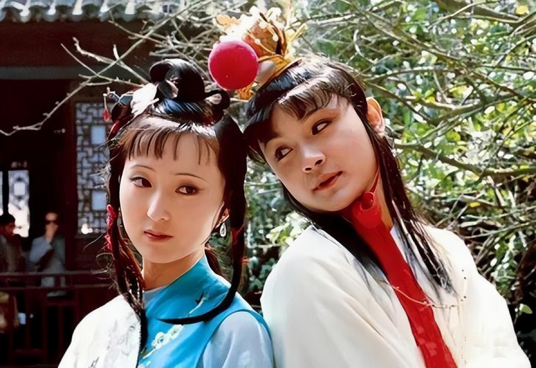 80年代,"林妹妹"陈晓旭和"宝哥哥"欧阳奋强的搞怪合影,镜头下的陈晓旭