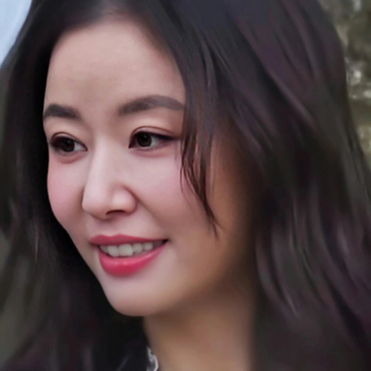 林心如巴黎时装周生图,有网友认为林心如发腮了,不过她快50岁了,已经