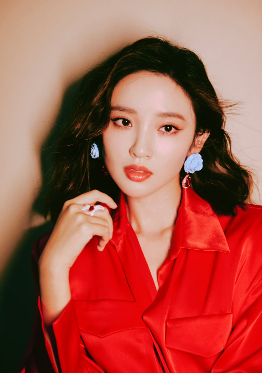 唐艺昕穿红裙好漂亮,精致时髦,美艳动人!