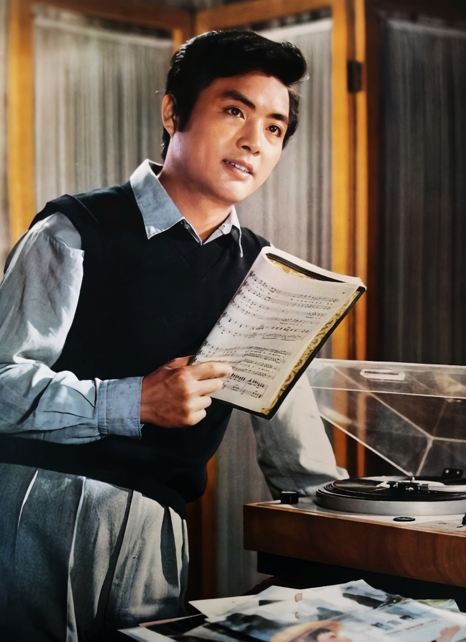 毛永明就是当时很火的轻喜剧演员,他演了很多南方轻喜剧,比如《小小得