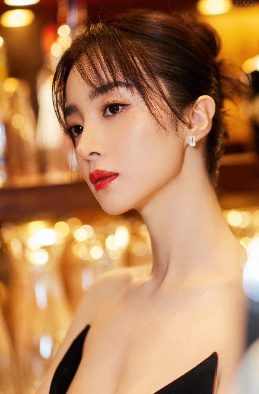 胡冰卿参加盛典穿高开叉裙展露完美大腿