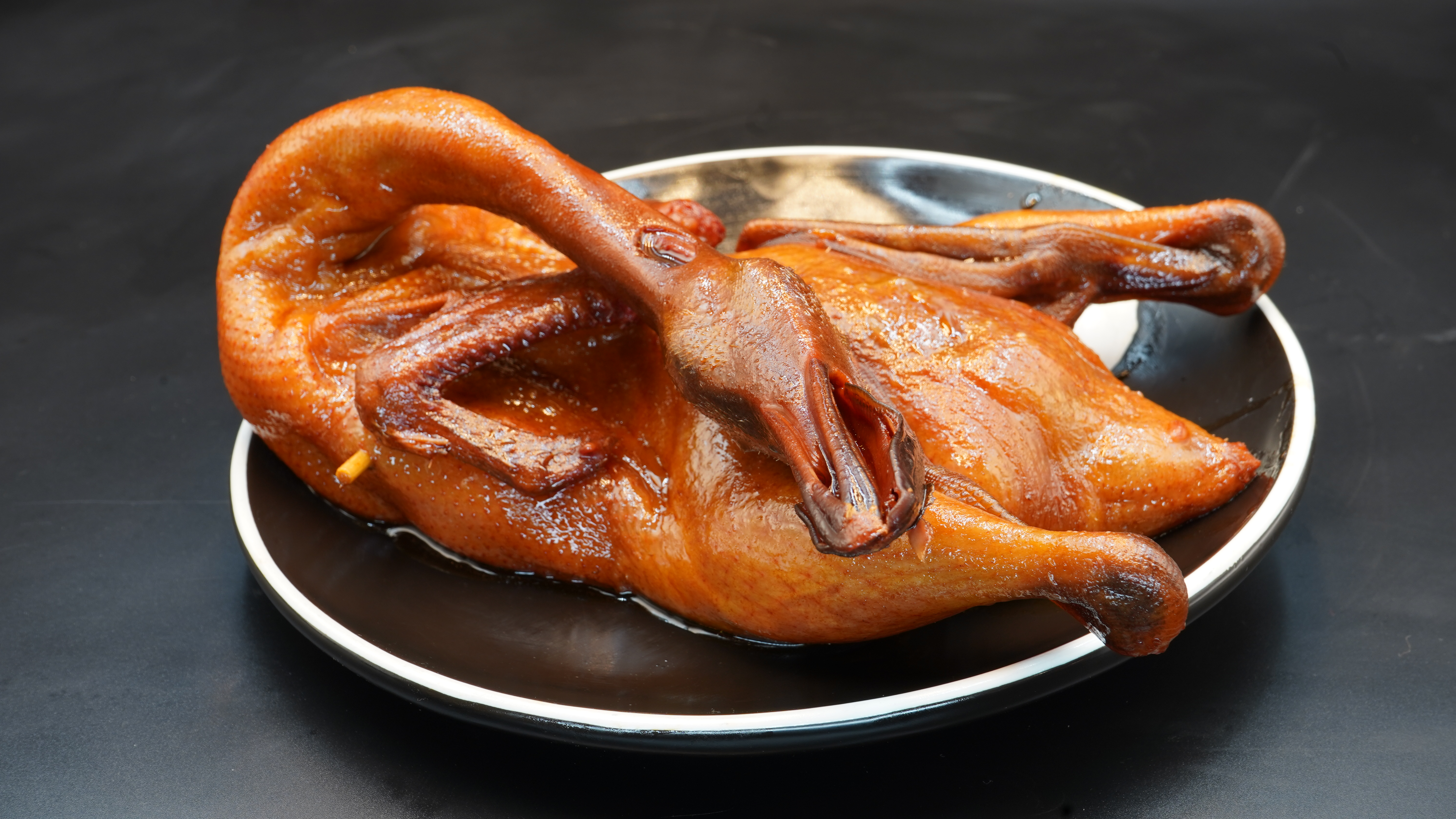 现卤现做的甜辣黑嘴麻鸭,为何如此美味