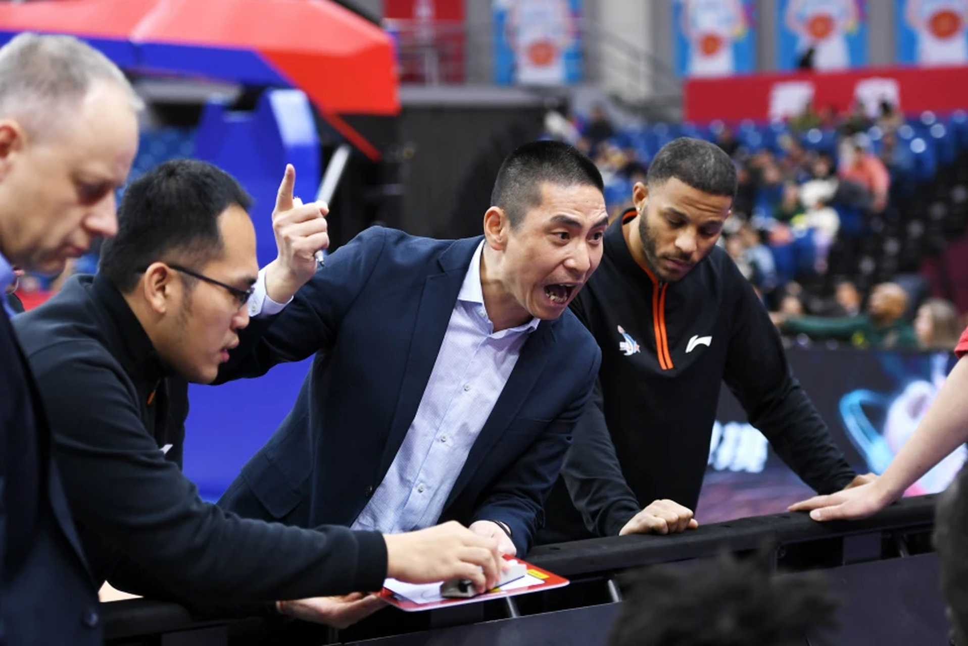 丁伟的球员轮换引发质疑;高俊超经验不足成困境.