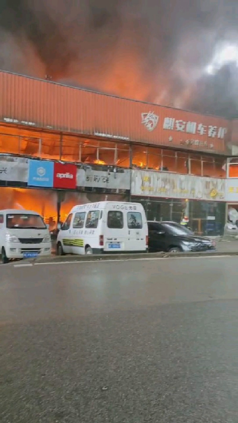 中南地区最大的摩托车市场发生火灾,只希望人没有事.-度小视