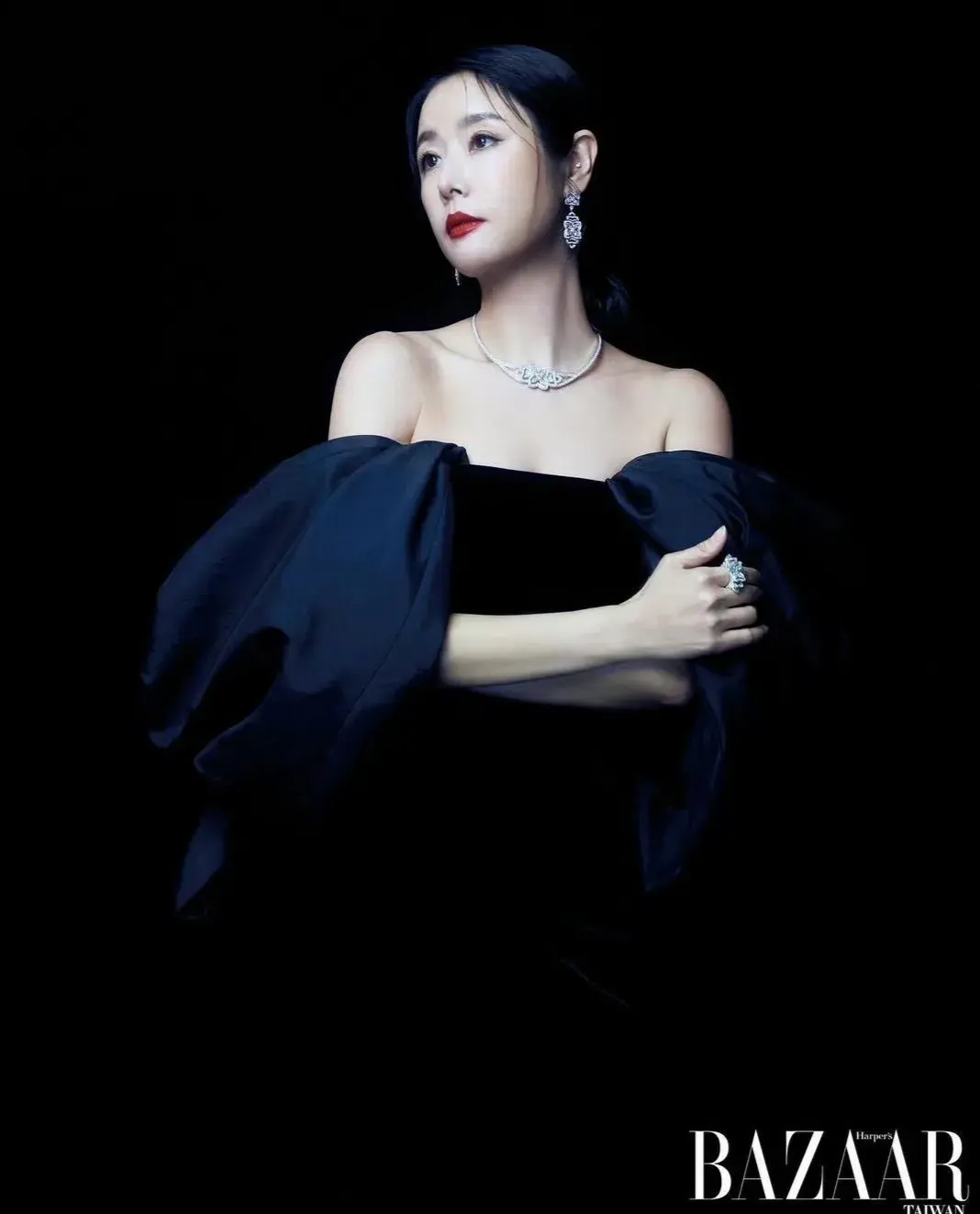 许久不见的林心如以烈焰红唇,浓妆女王范造型亮相杂志封面