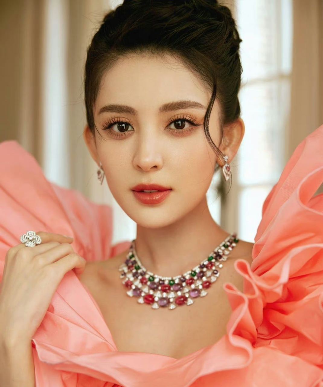 古力娜扎一袭粉色的荷花长裙,搭配复古盘发造型,优雅高贵明艳动人!