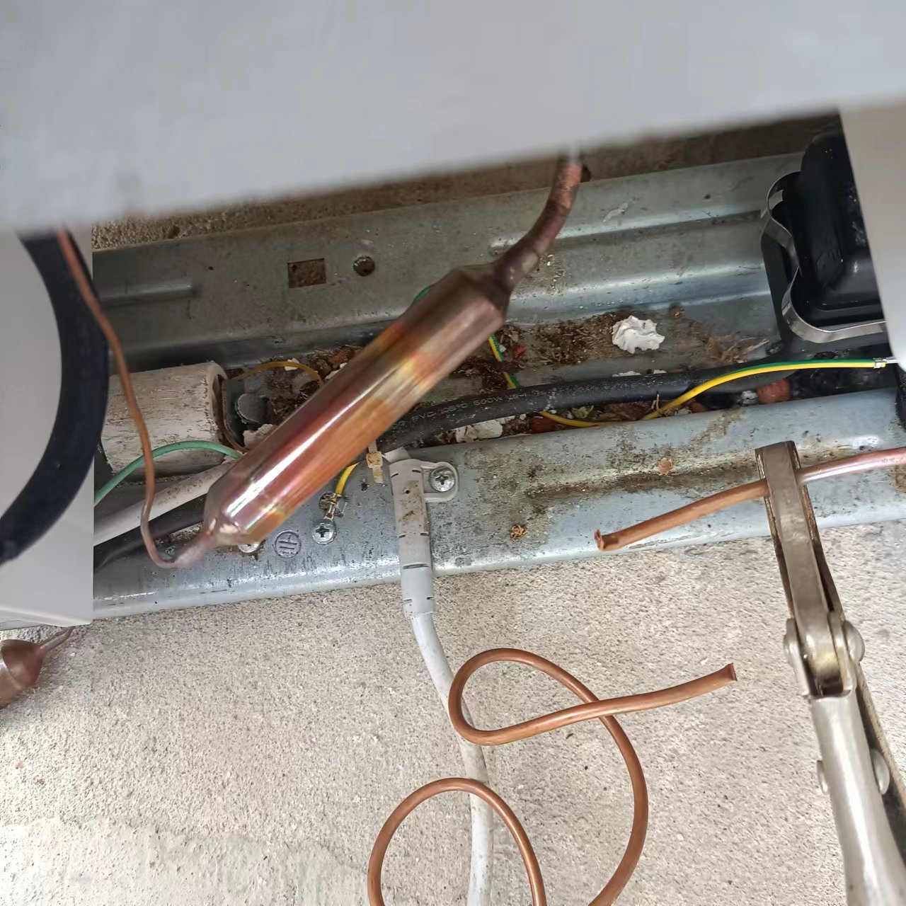 冰箱维修中这个冰箱就是过滤器导致不制冷,现在需要重新给他更换#教育