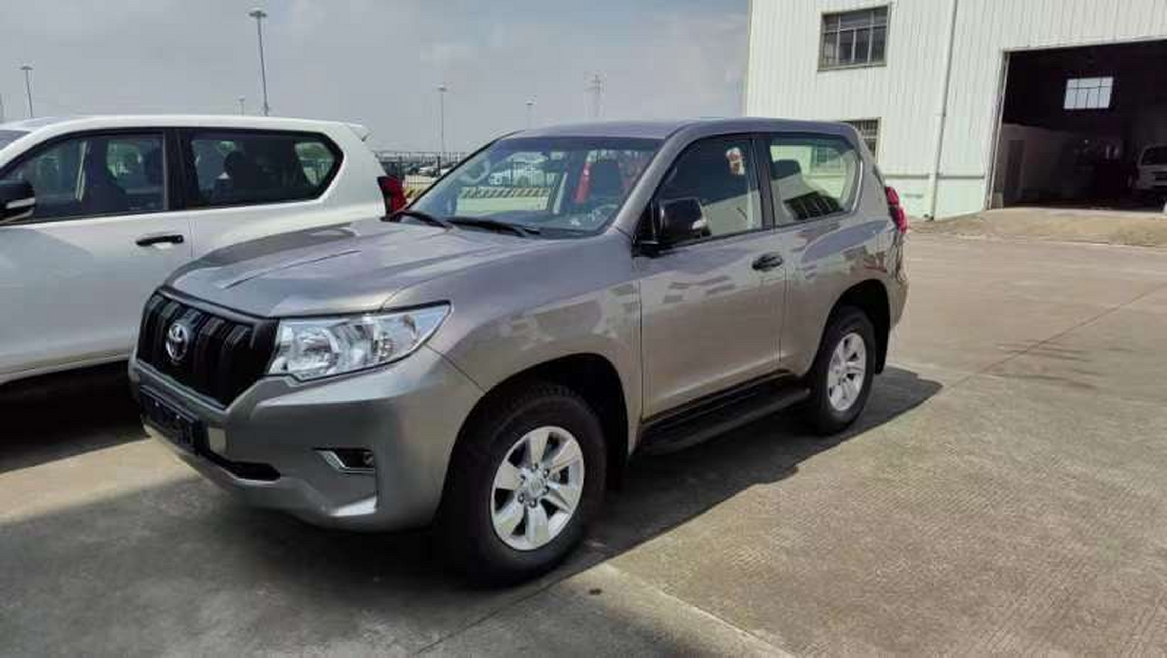 平行进口丰田霸道2.8柴油三门