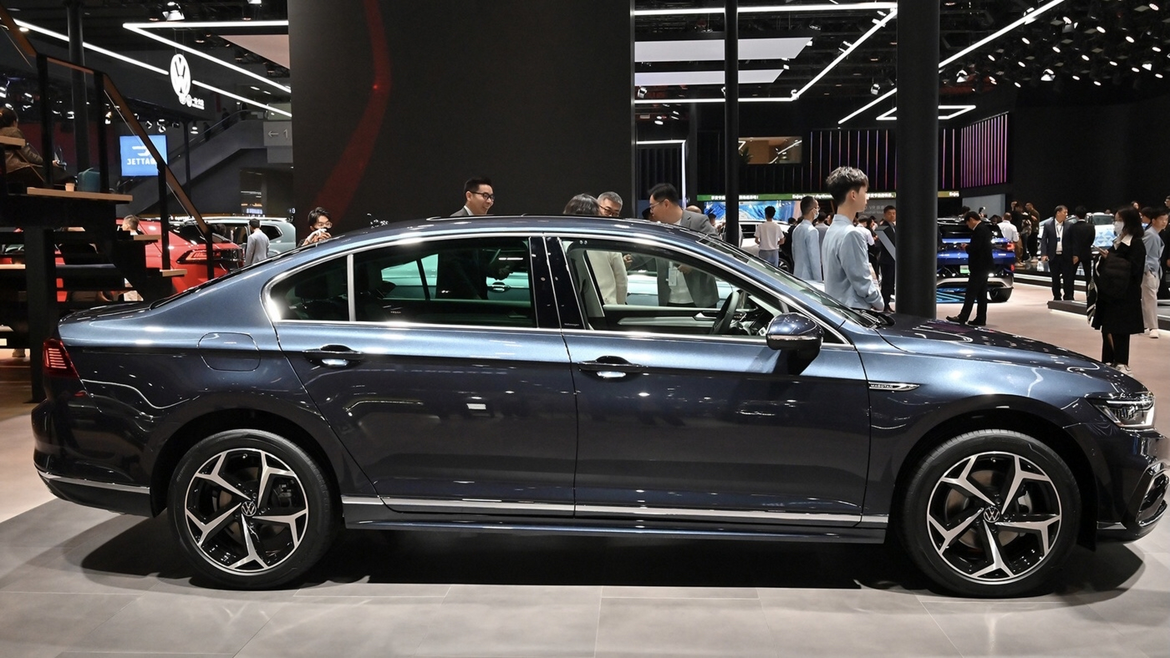 大众迈腾200万辆纪念版车型,车展展台外观欣赏