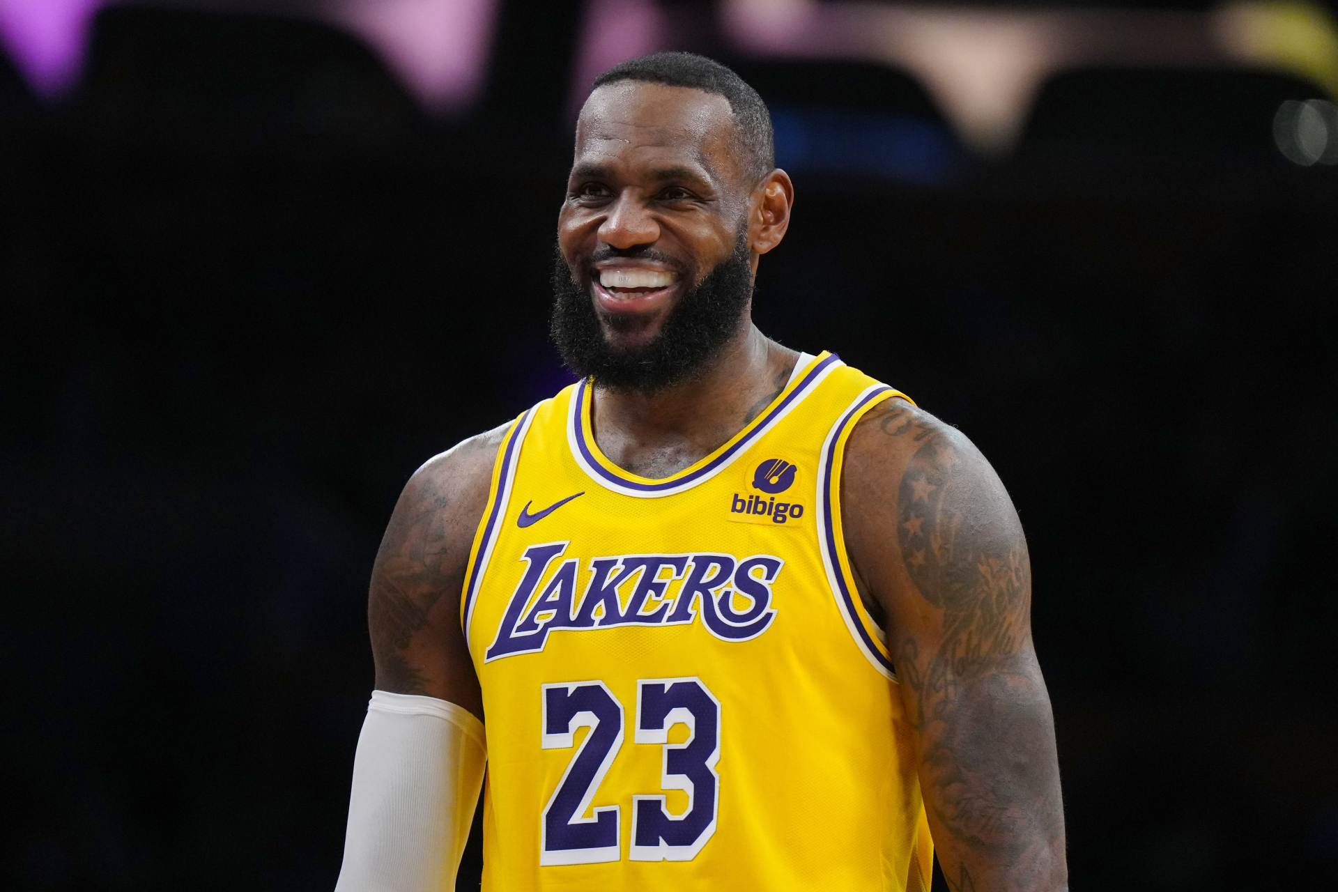 詹姆斯大儿子布朗尼在社交媒体宣布,自己将参加2024年的nba选秀.