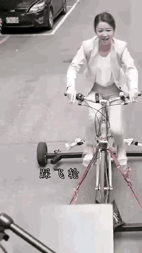 怪不得电视里只有上半身镜头下移后是不能看得尴尬全景