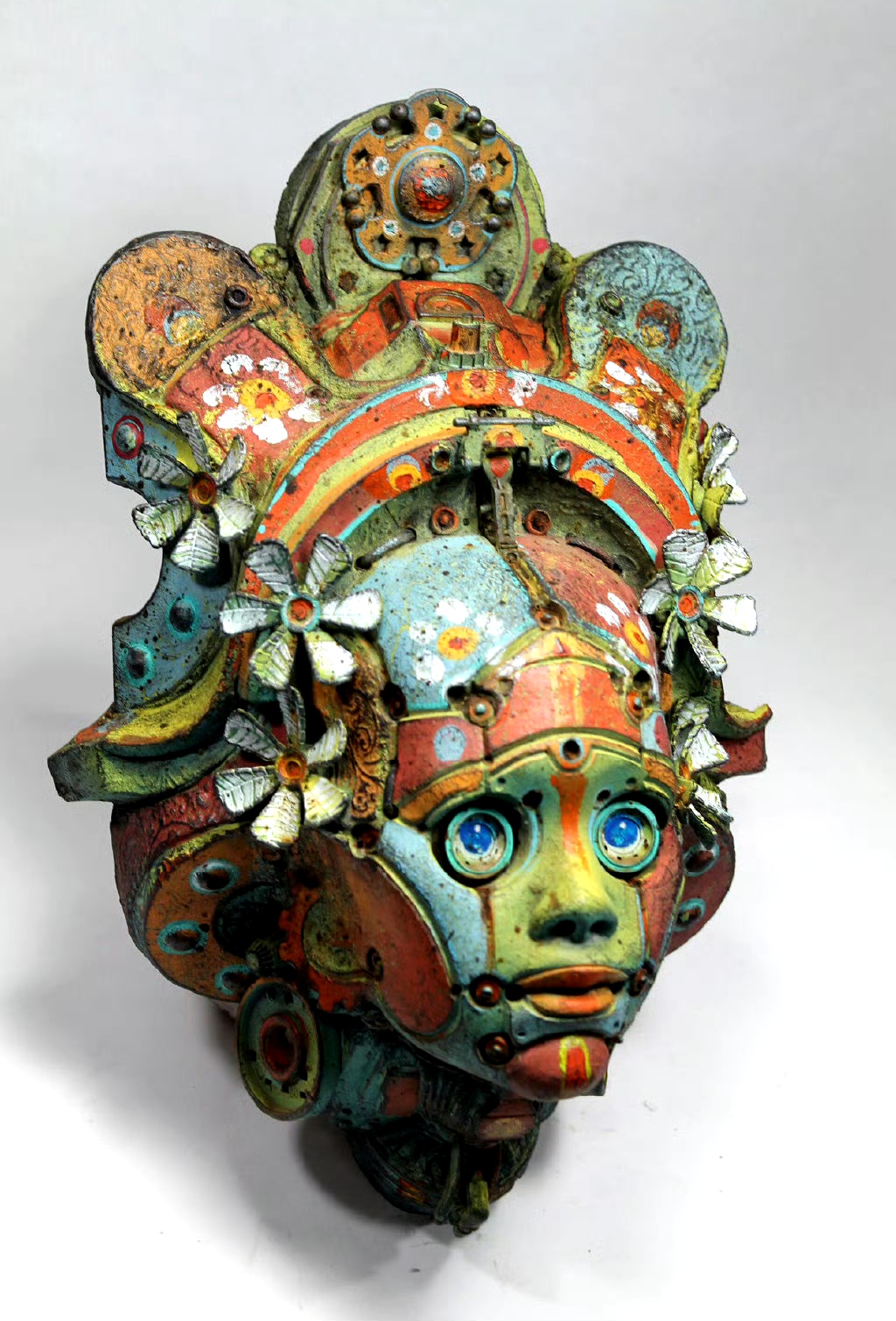 艺术家tomàs barceló制作的一组艺术面具作品,结合了神话元素与赛博