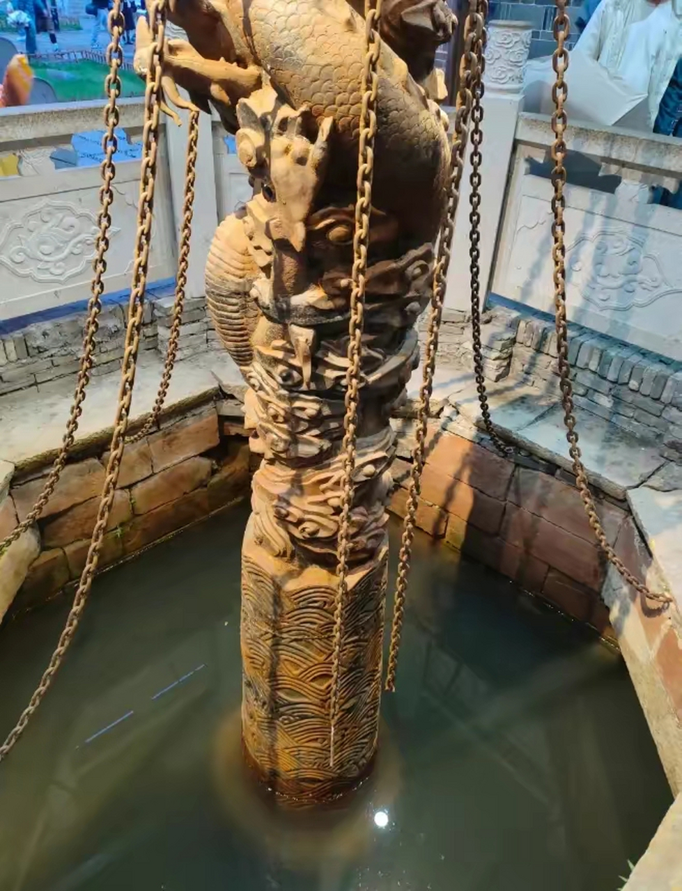 传说许逊与众弟子将恶龙的龙头锁在西山万寿宫,而龙尾则镇于广润门